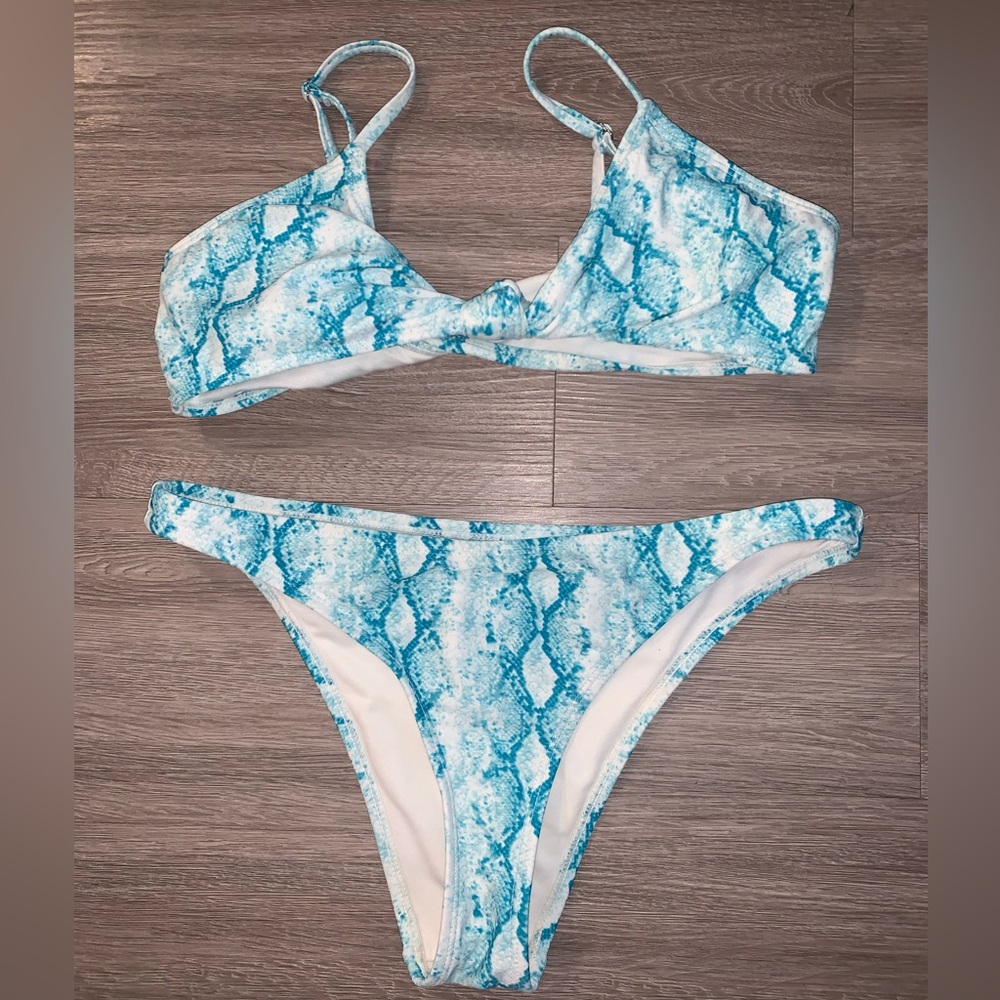 Womens | medium | snake skin | swimsuit 💙🤍